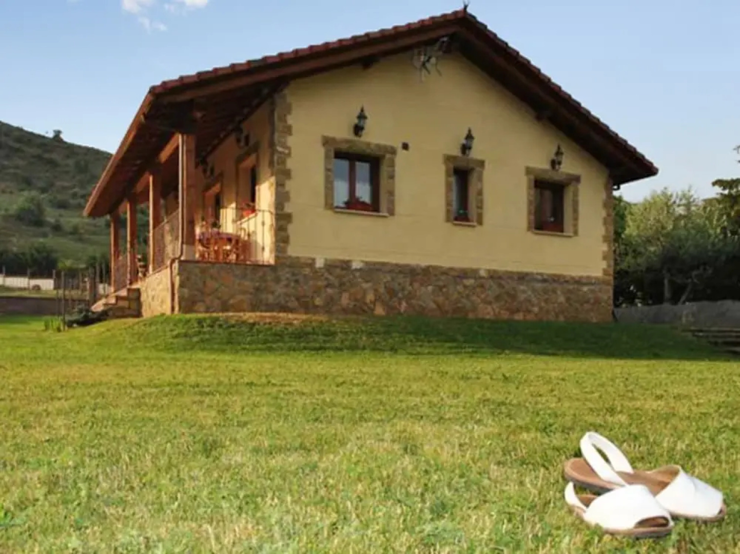 Rustic, 3-bedroom House in Villamanín With a Furnished Terrace, Garden