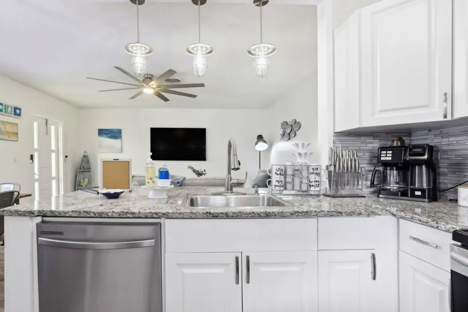 Boat Lovers Paradise: Walk to Private Beach!