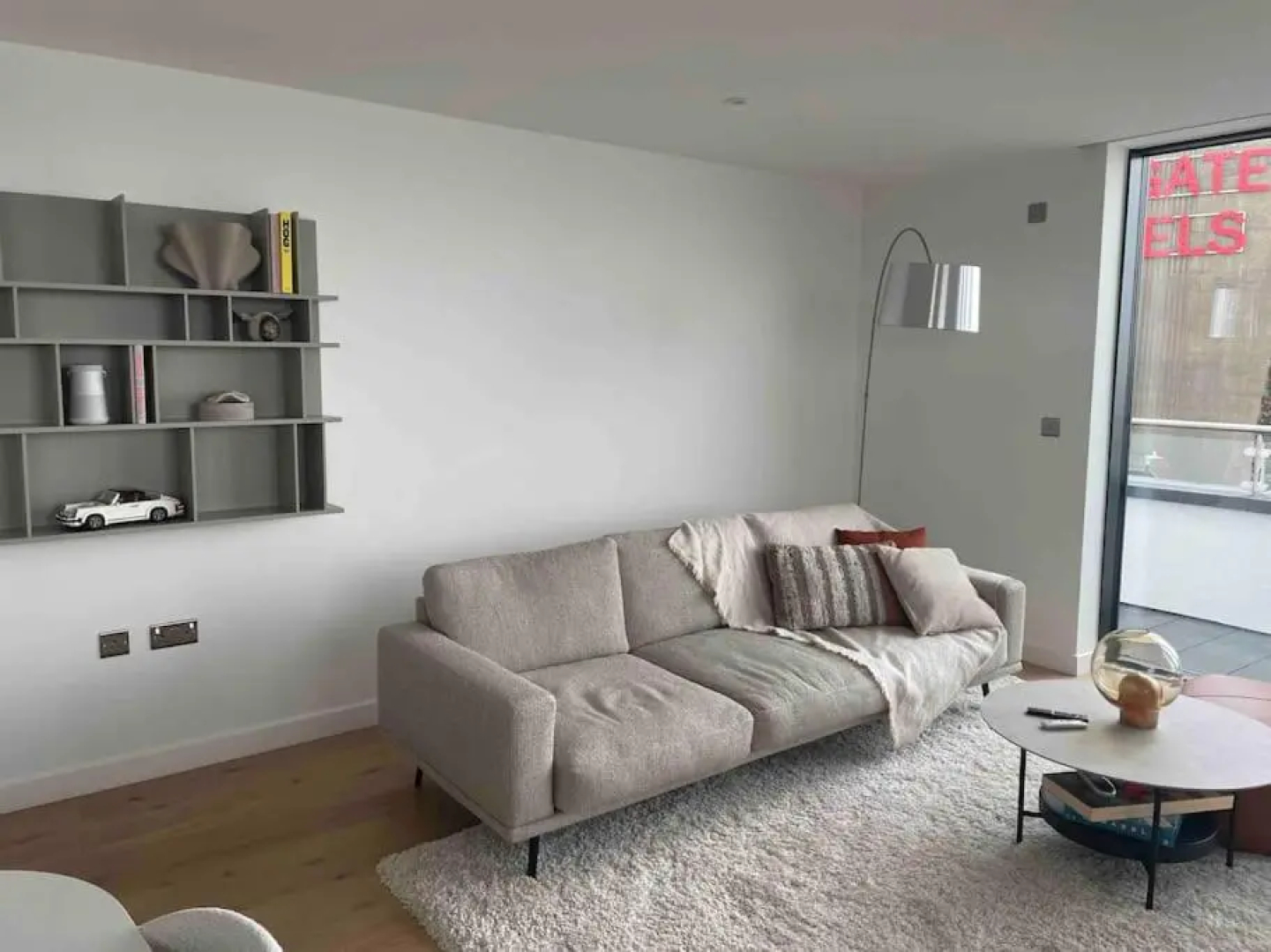 Gorgeous 2 Bed Apartment with Stunning Sea Views with Free Parking and Fast Internet