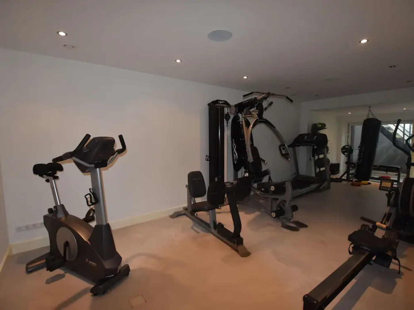 Lavish Holiday Home in Loosdrecht with Hot Tub