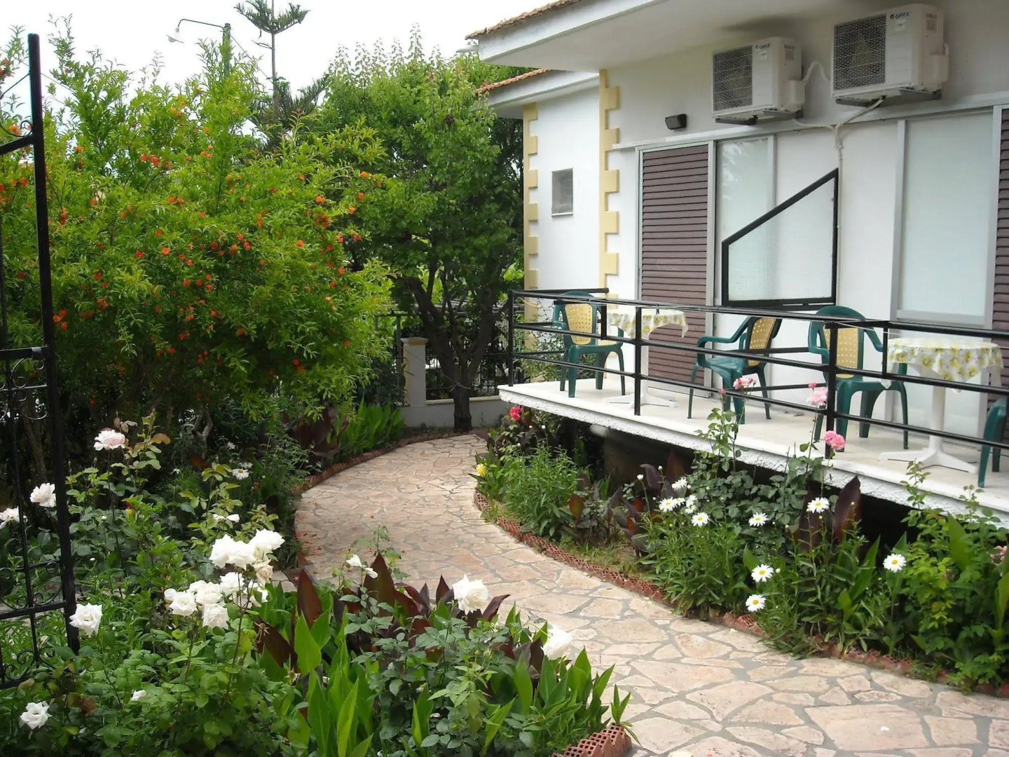 Kostas Apartments & Studios