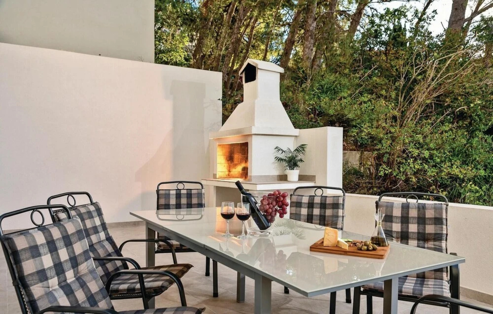 Nice Home in Podstrana with Hot Tub, WiFi & 4 Bedrooms