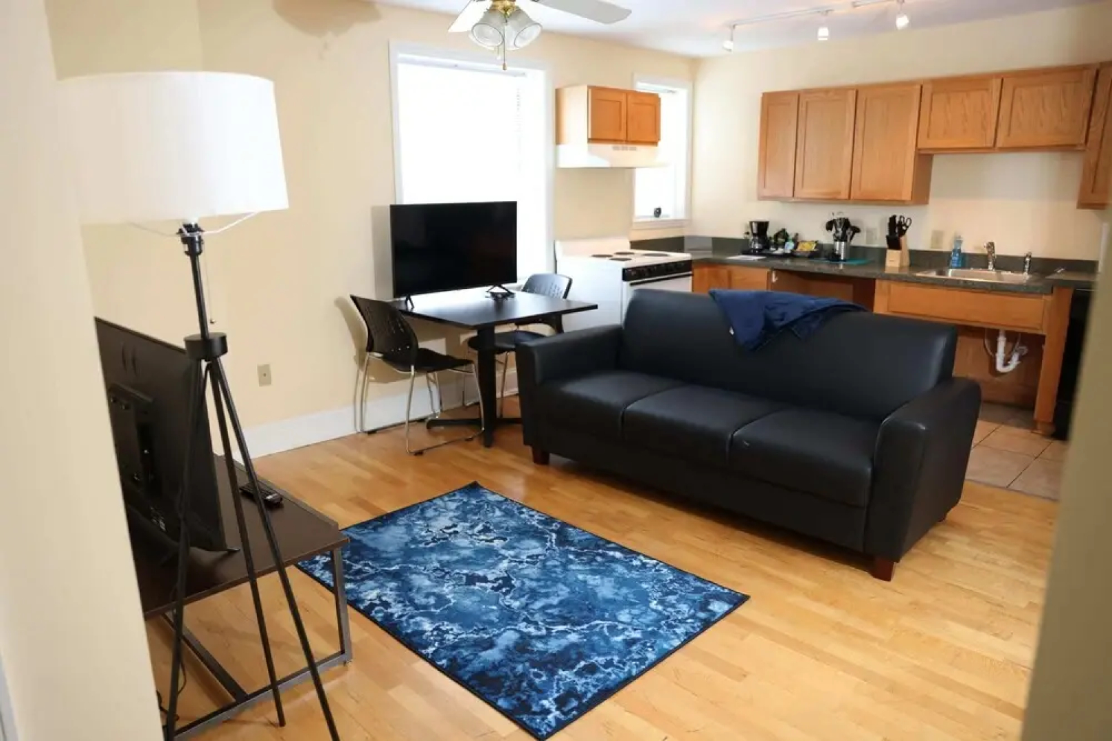 Cozy Off Campus Stay Near Everything