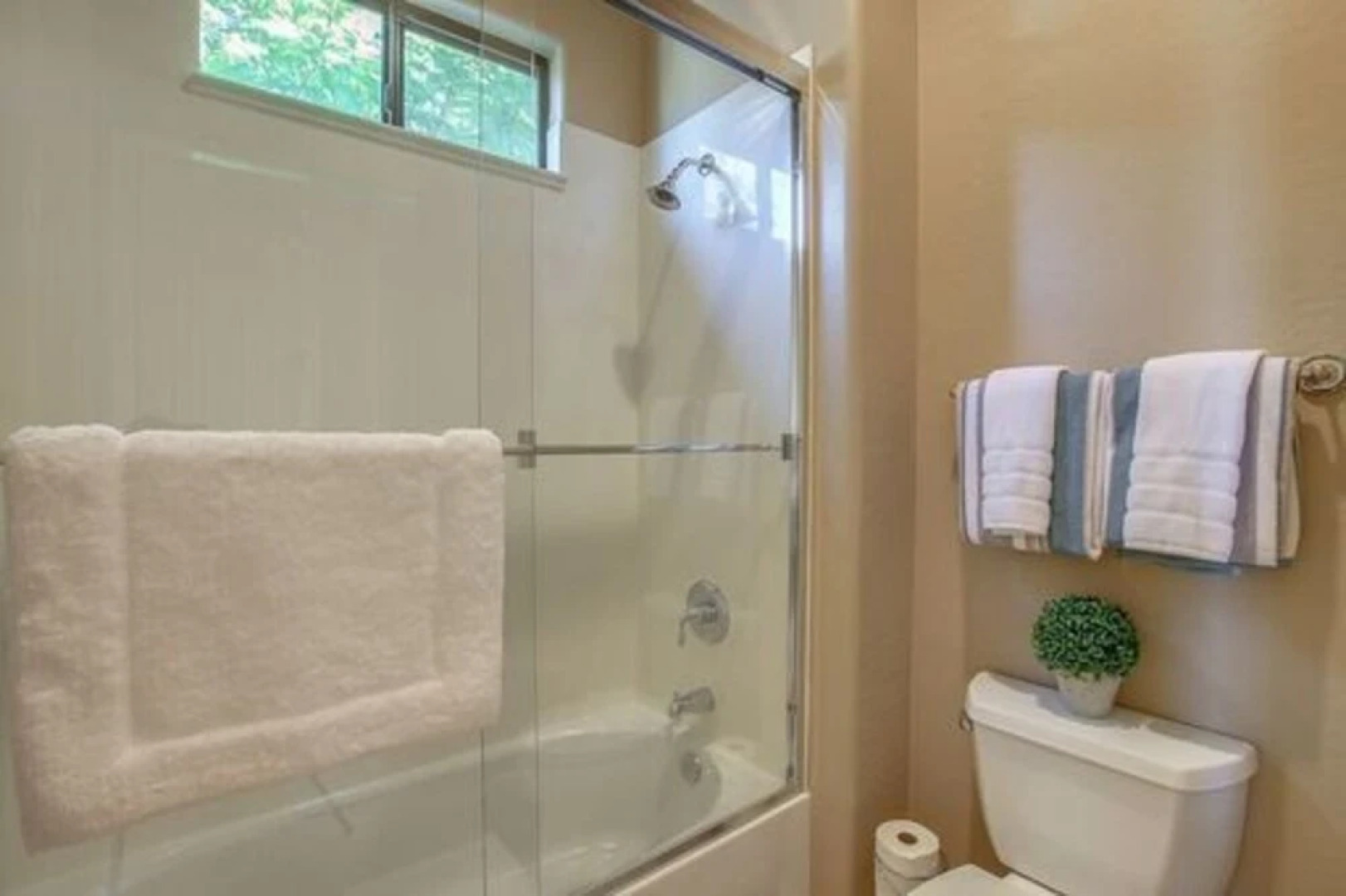 Elm St - 1 Br home by RedAwning