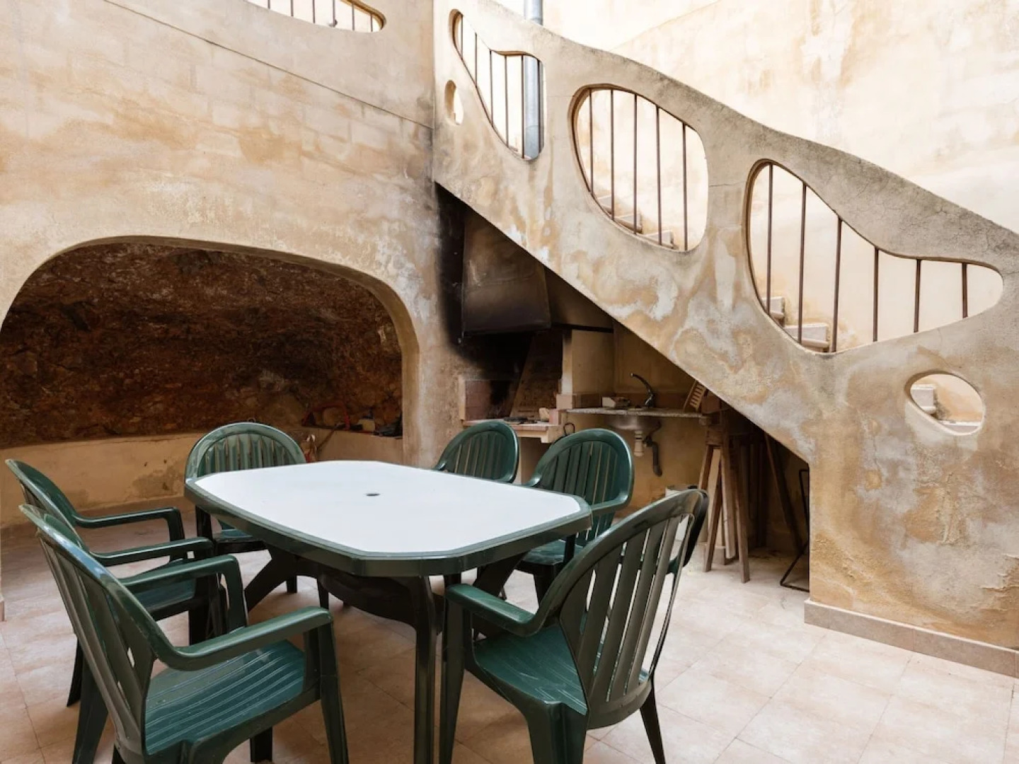 Cosy Holiday Home in Valencia With Billiards and Barbecue