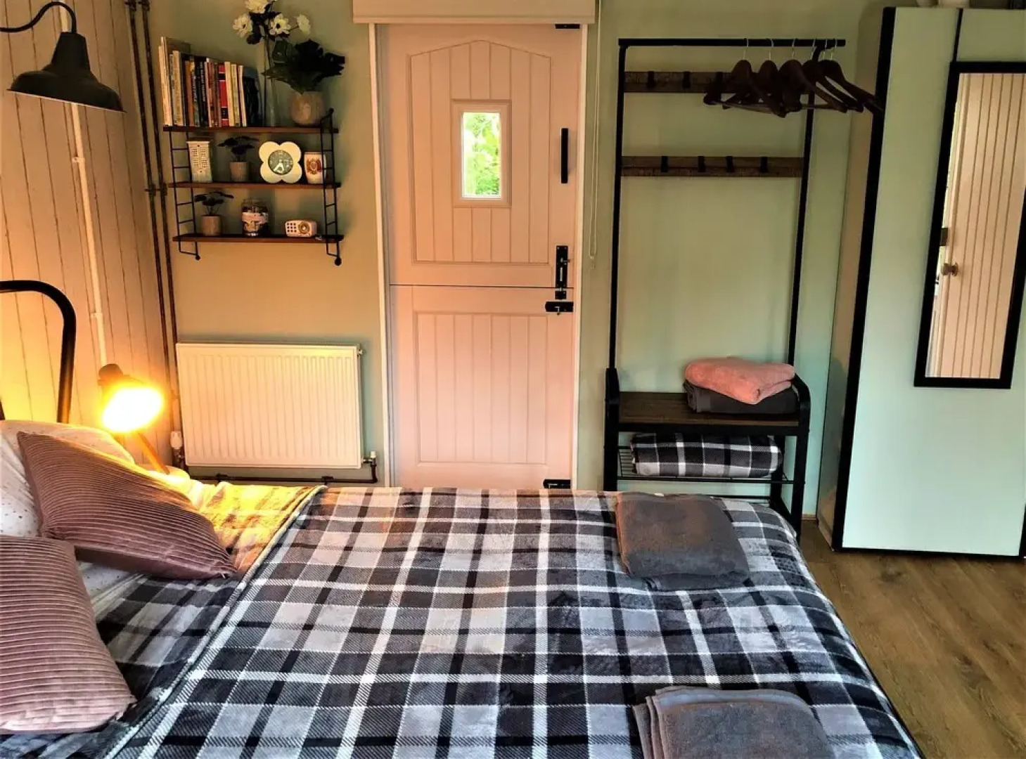 Unique 1+ bed Cabin, Parking and Private Garden