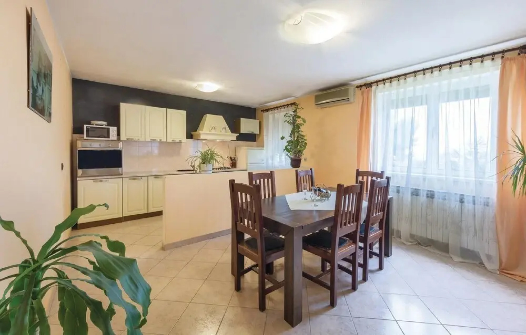 Beautiful Home in Sisan With Wifi and 5 Bedrooms