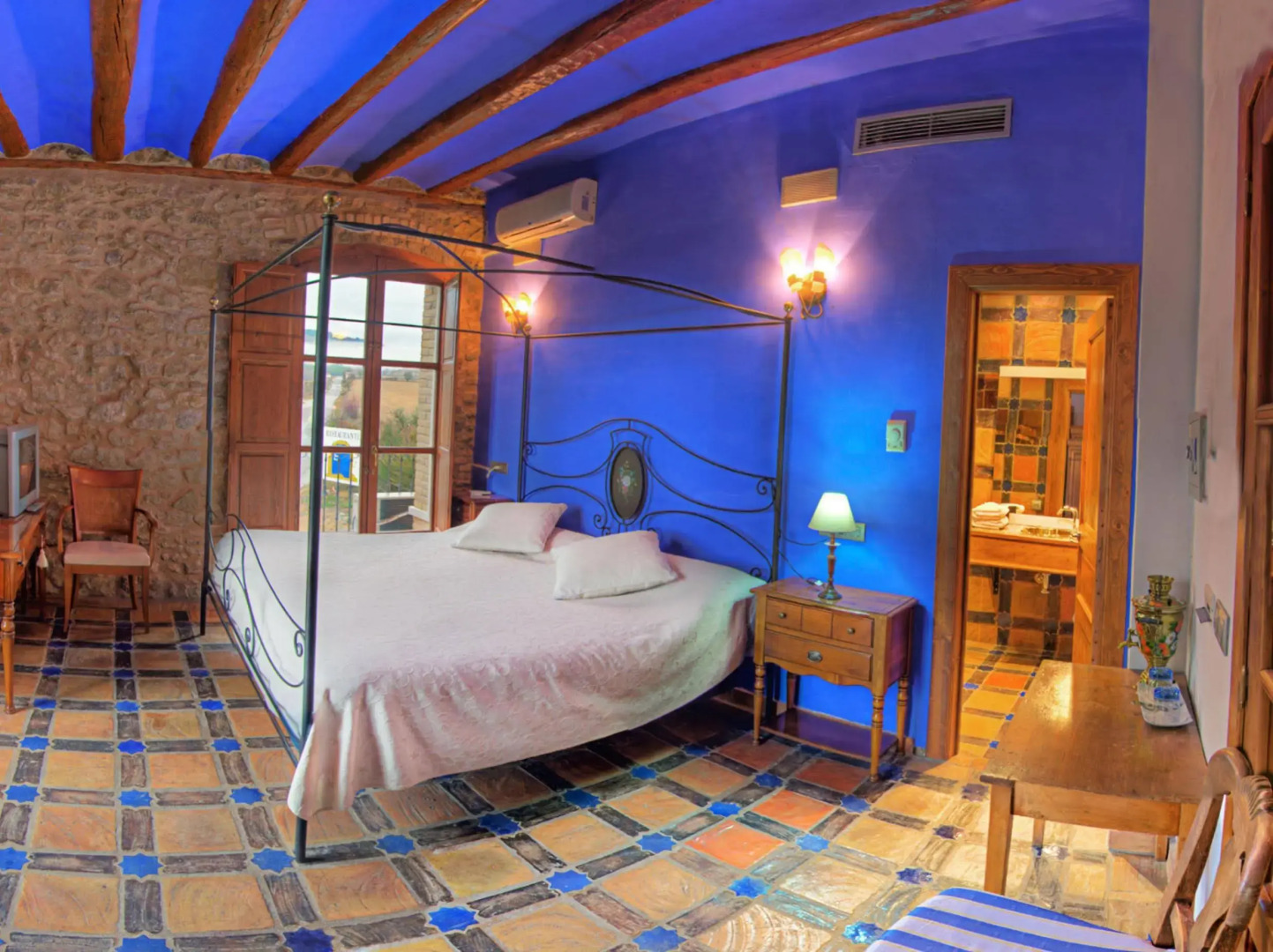 Bodegas de Arnés - Adults Only