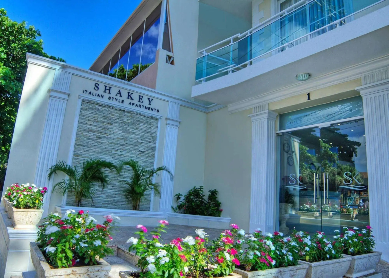 Hotel Shakey
