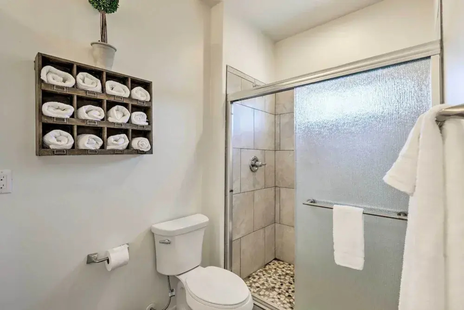 Hot Tub, Deck & Mtn View: Lavish Cabin in Pine!