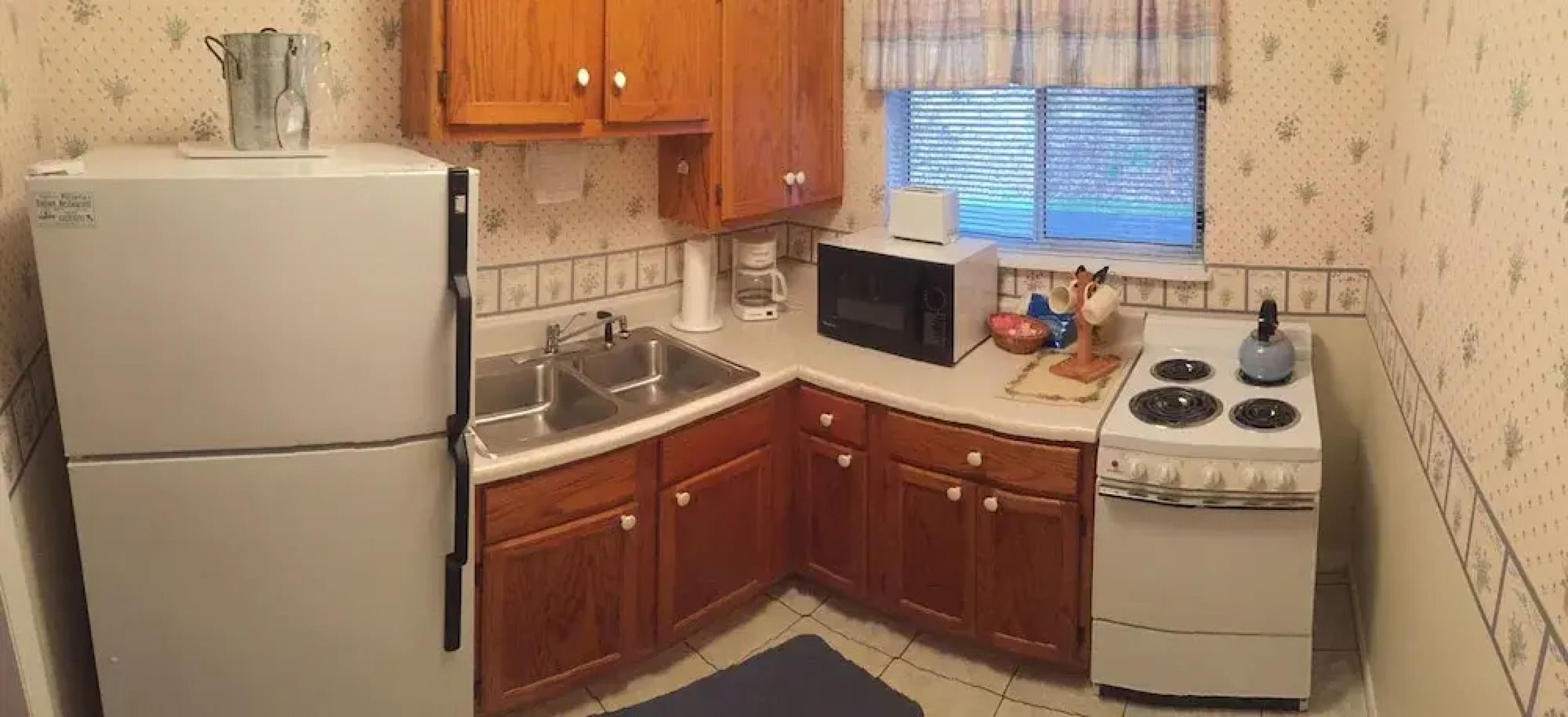 The Chalet Motel & Apts