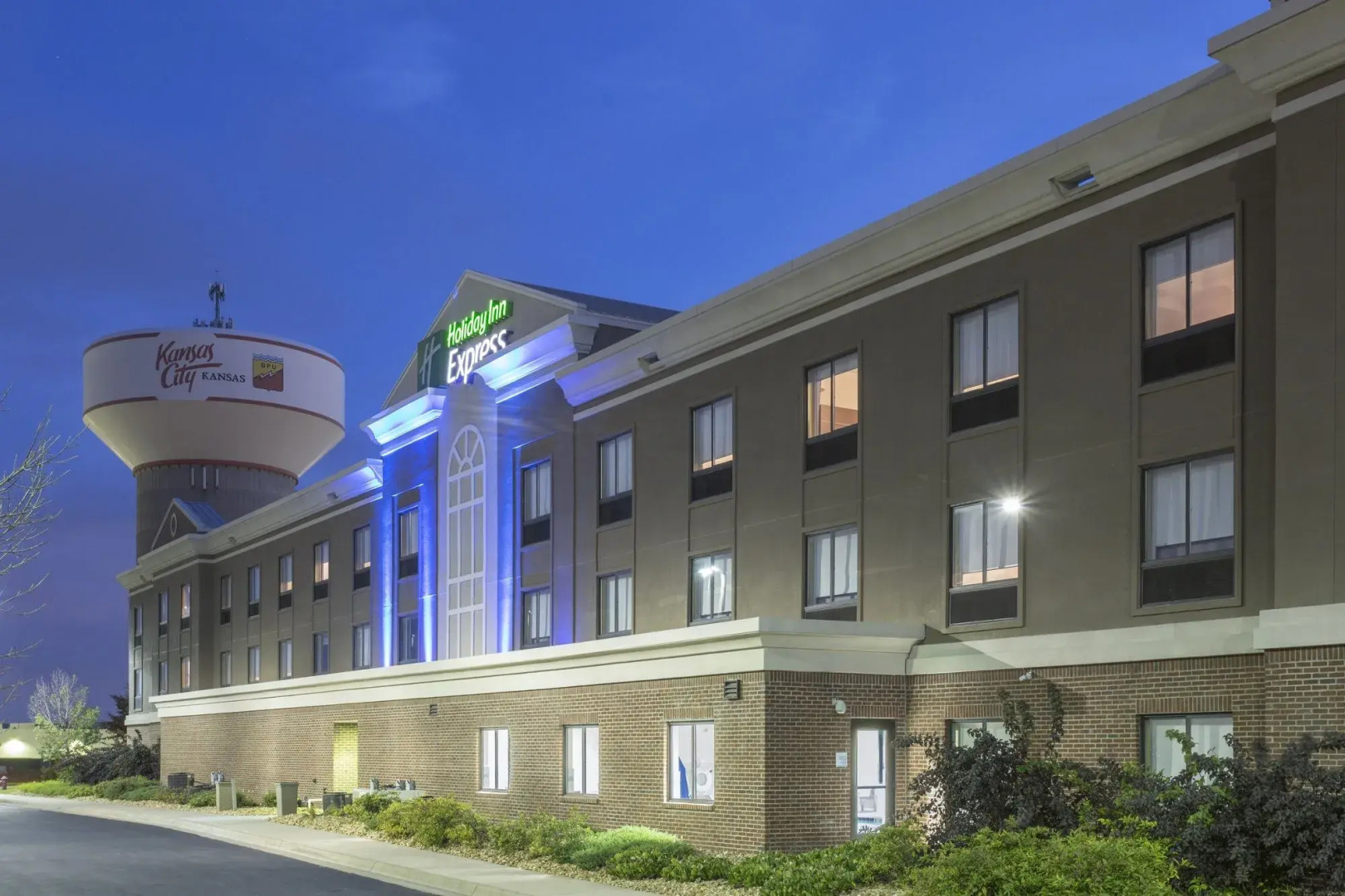 Holiday Inn Express Kansas City - at the Legends