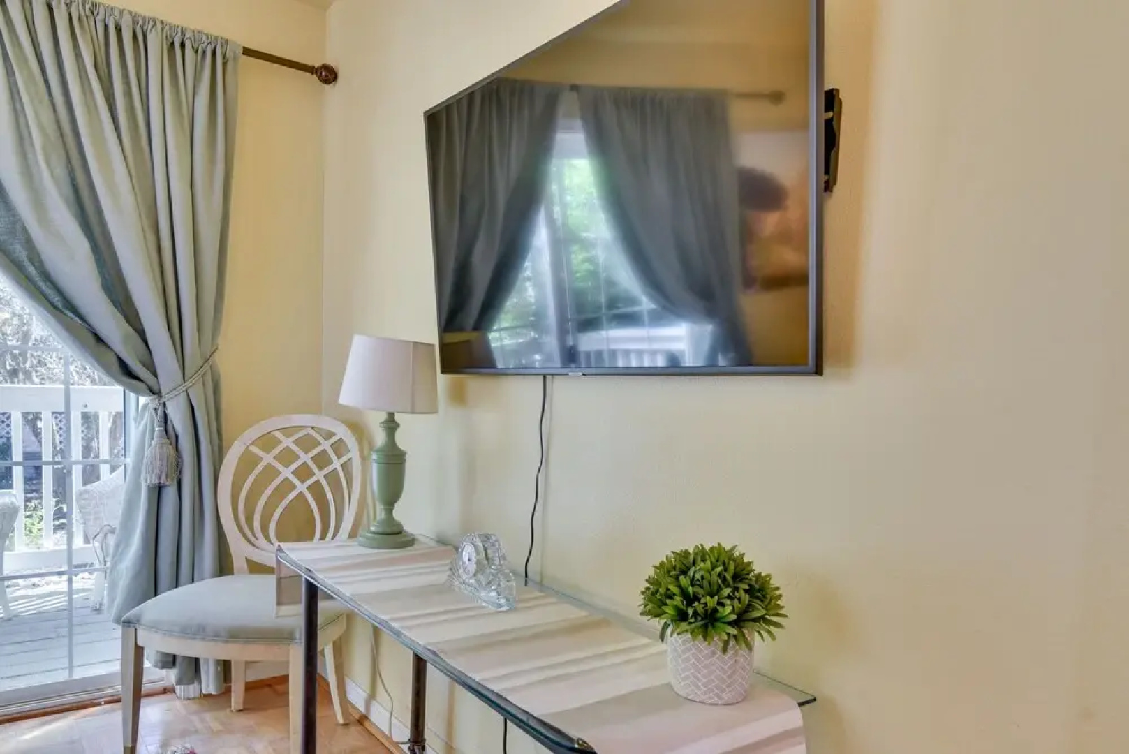 Cozy Aloha Vacation Rental w/ Private Deck & Yard!