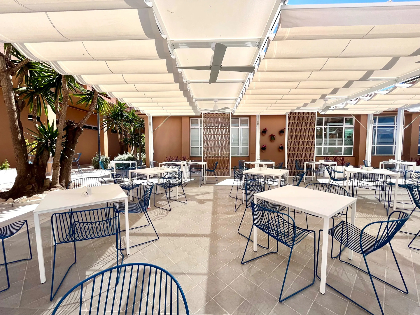 Отель Los Amigos Beach Club