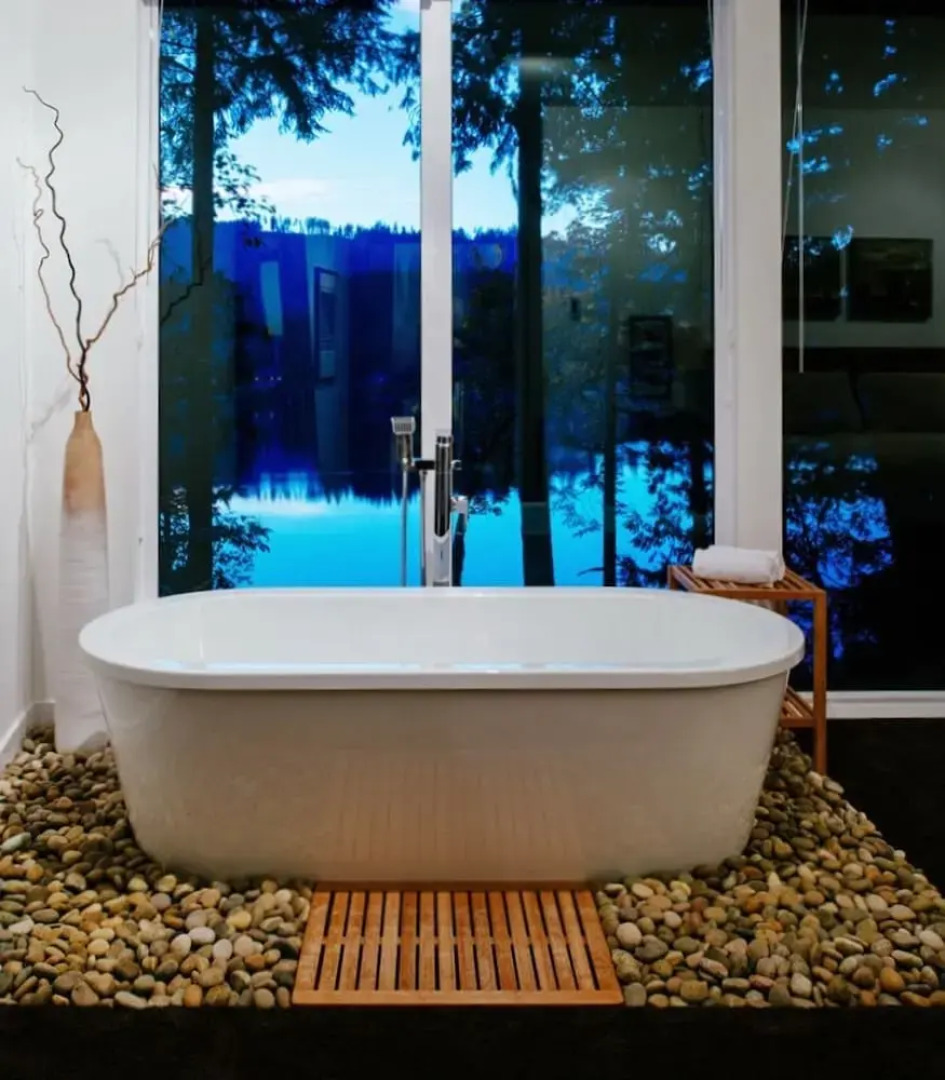 83MF - Lakeside - Hot Tub - WIFI - BBQ - Dock - Sleeps 4 NO PETS