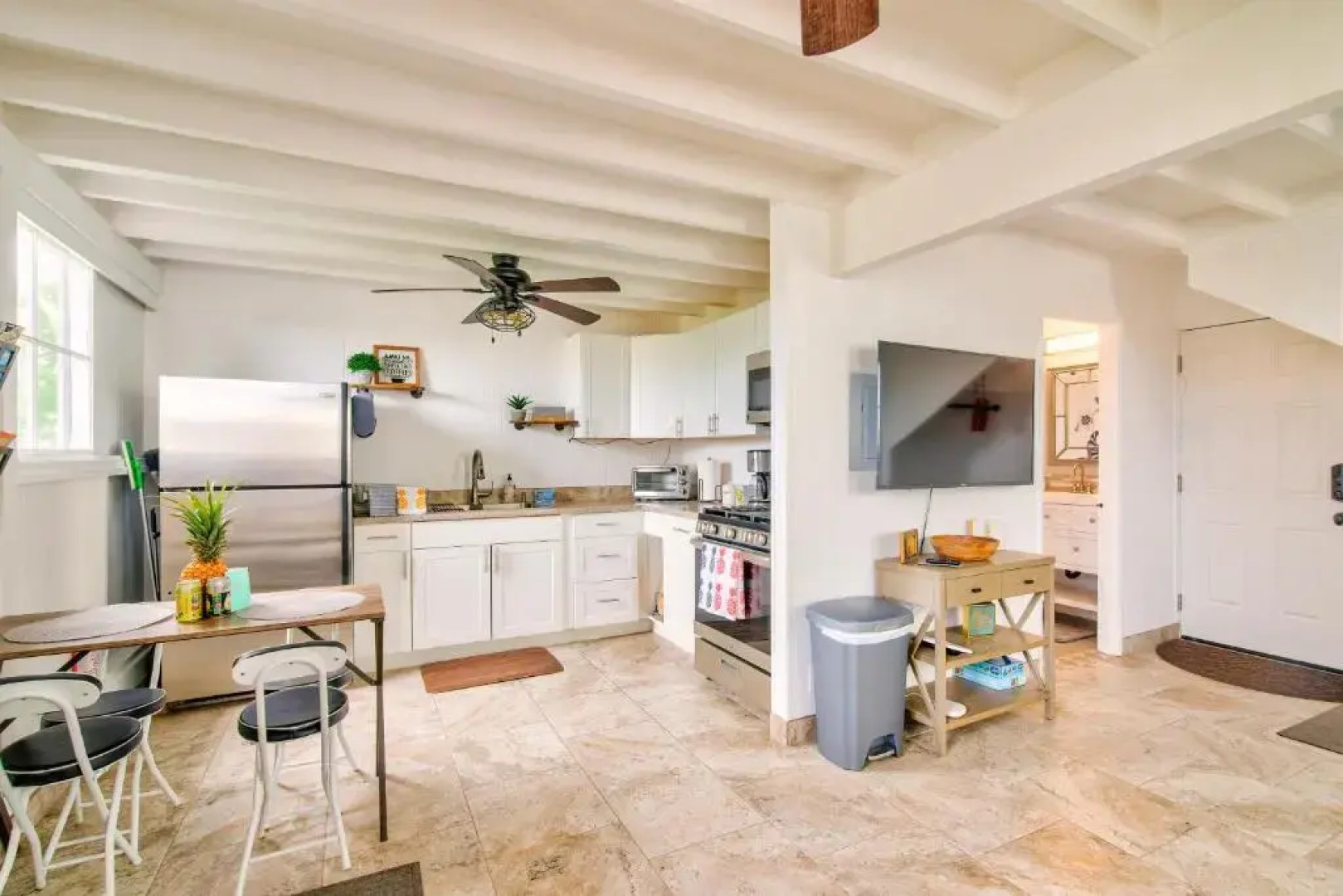 NEW - Pineapple Loft - Entire House Downtown Hilo with AC