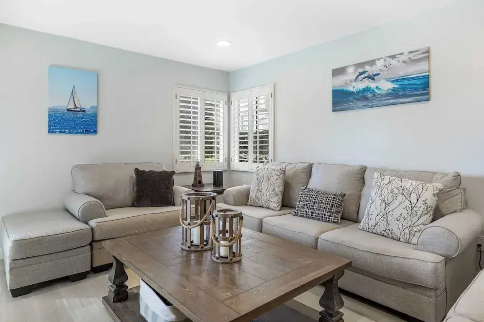 Walk to Beach Pool, Hot Tub, Private Patio, Parking Seabreeze Retreat