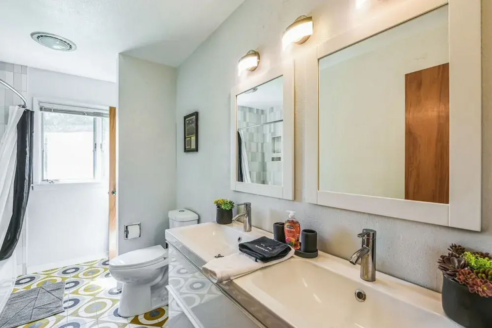 Iowa City 4br Backyard Walk To Stadium 4 Bedroom Home