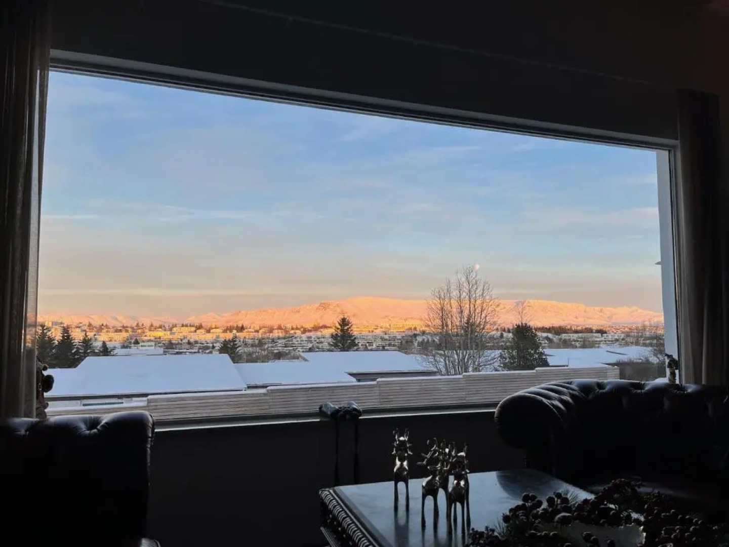 ICELAND SJF Villa , Hot tub & Outdoor Sauna Amazing Mountains View - 15 min to downtown
