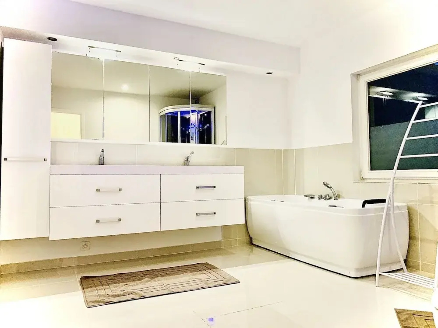 Chic Holiday Home in Nieuwpoort With Whirlpool