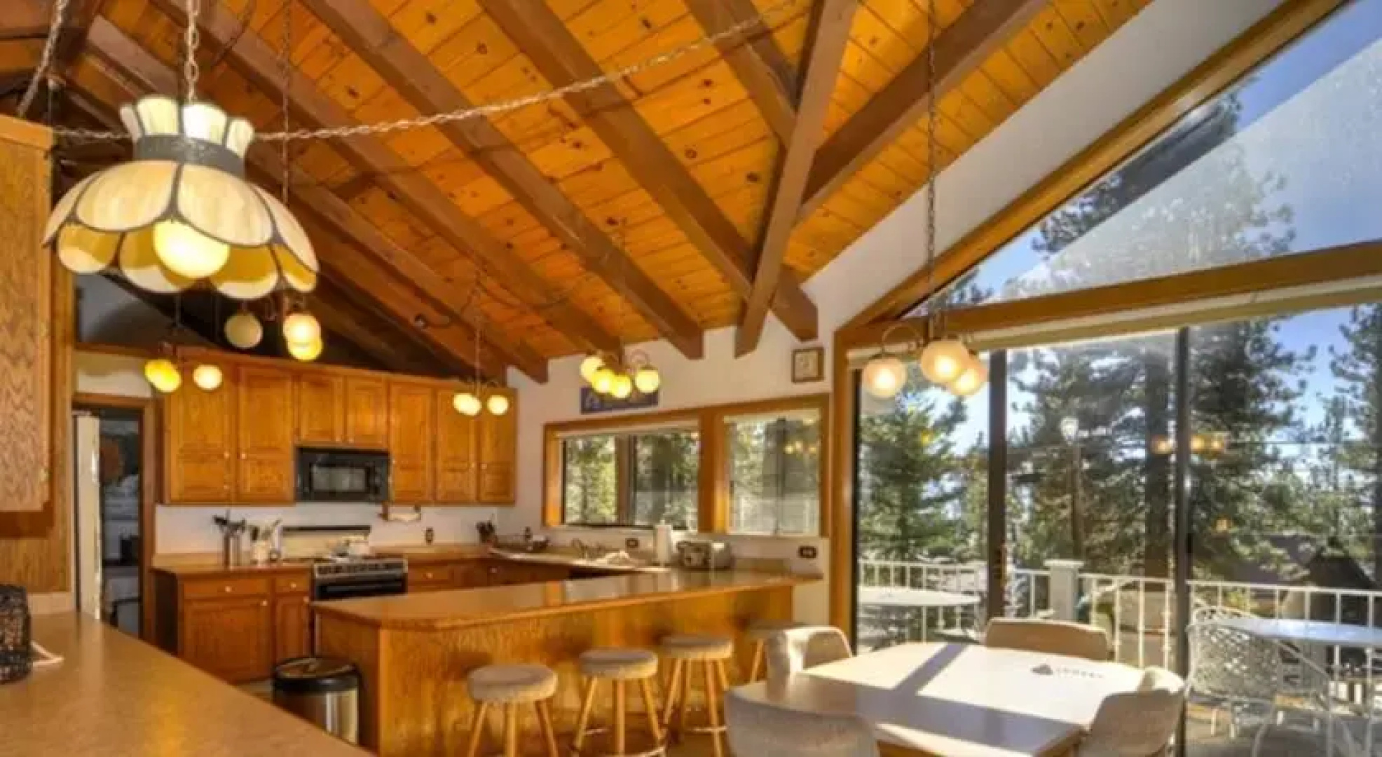 RedAwning Lakeshore Boulevard Grand Retreat