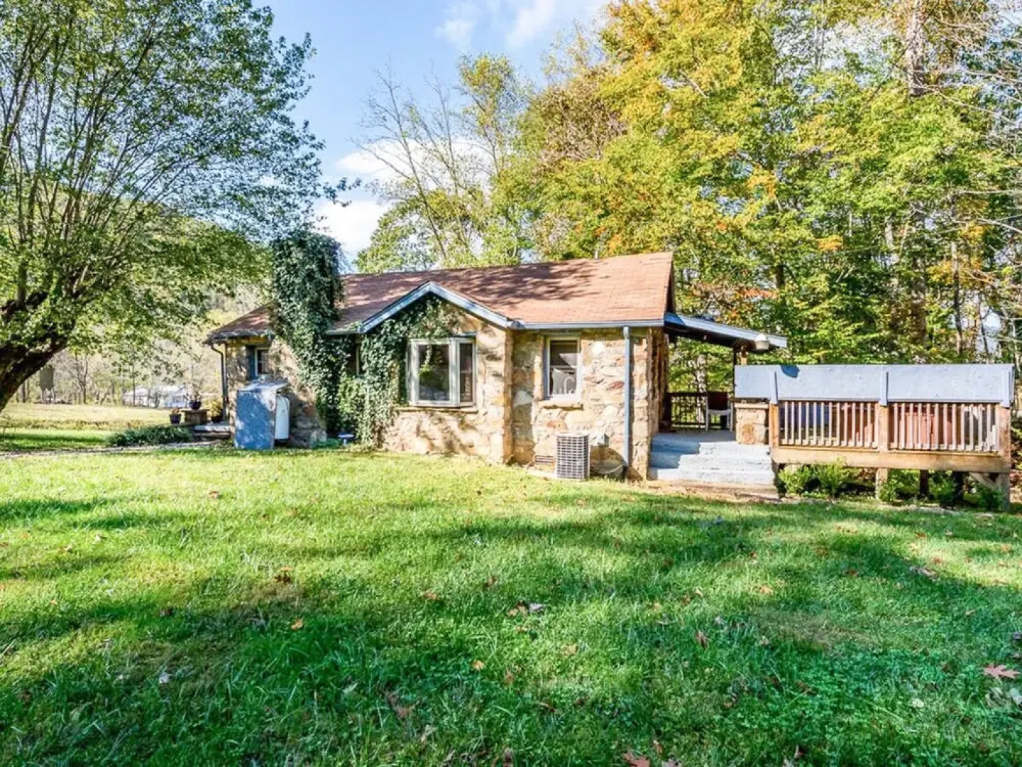 2BR w/ Hot Tub, Deck & Fire Pit