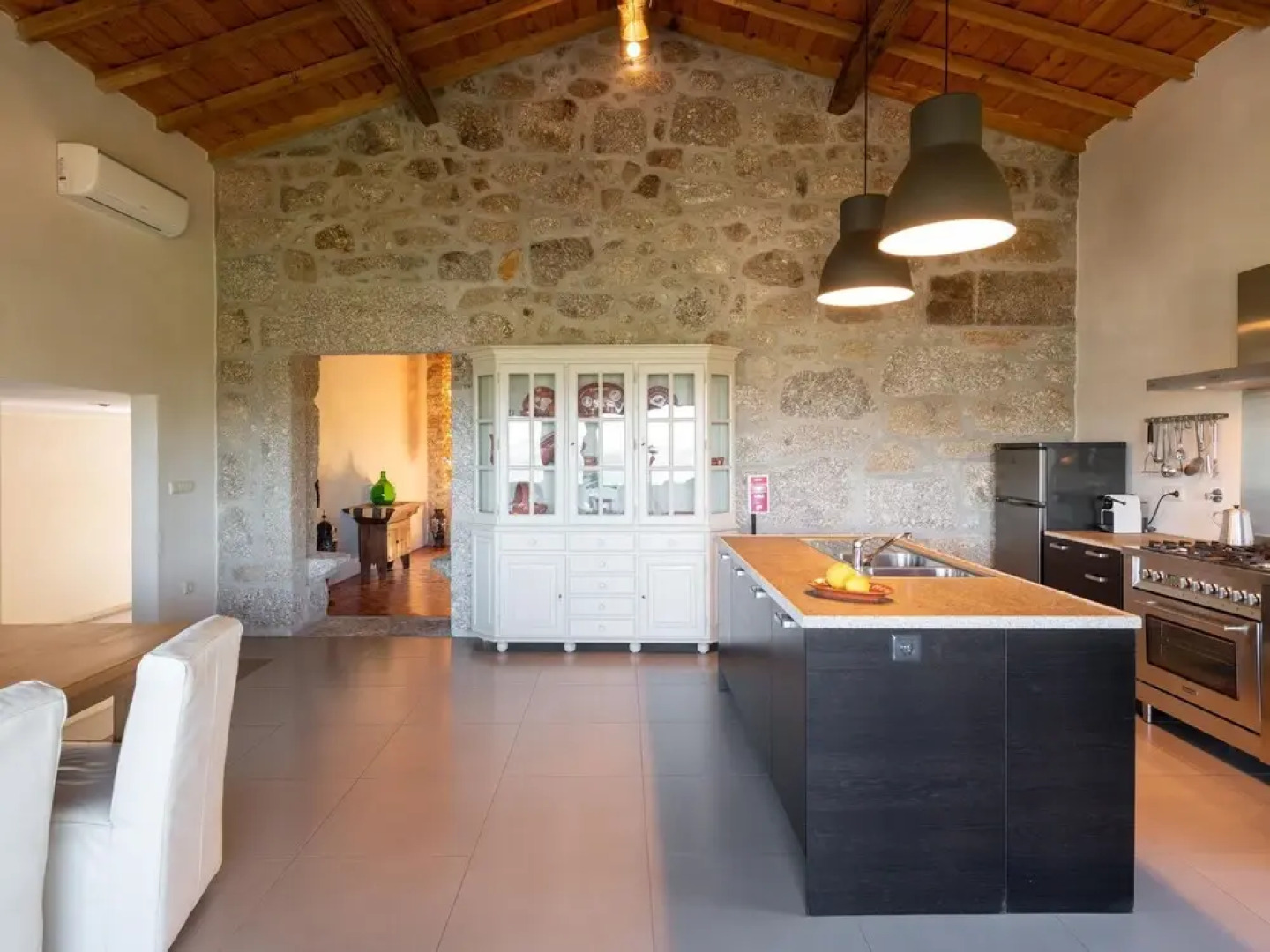 Very Spacious Apartment With Lots of Grandeur and Great Views