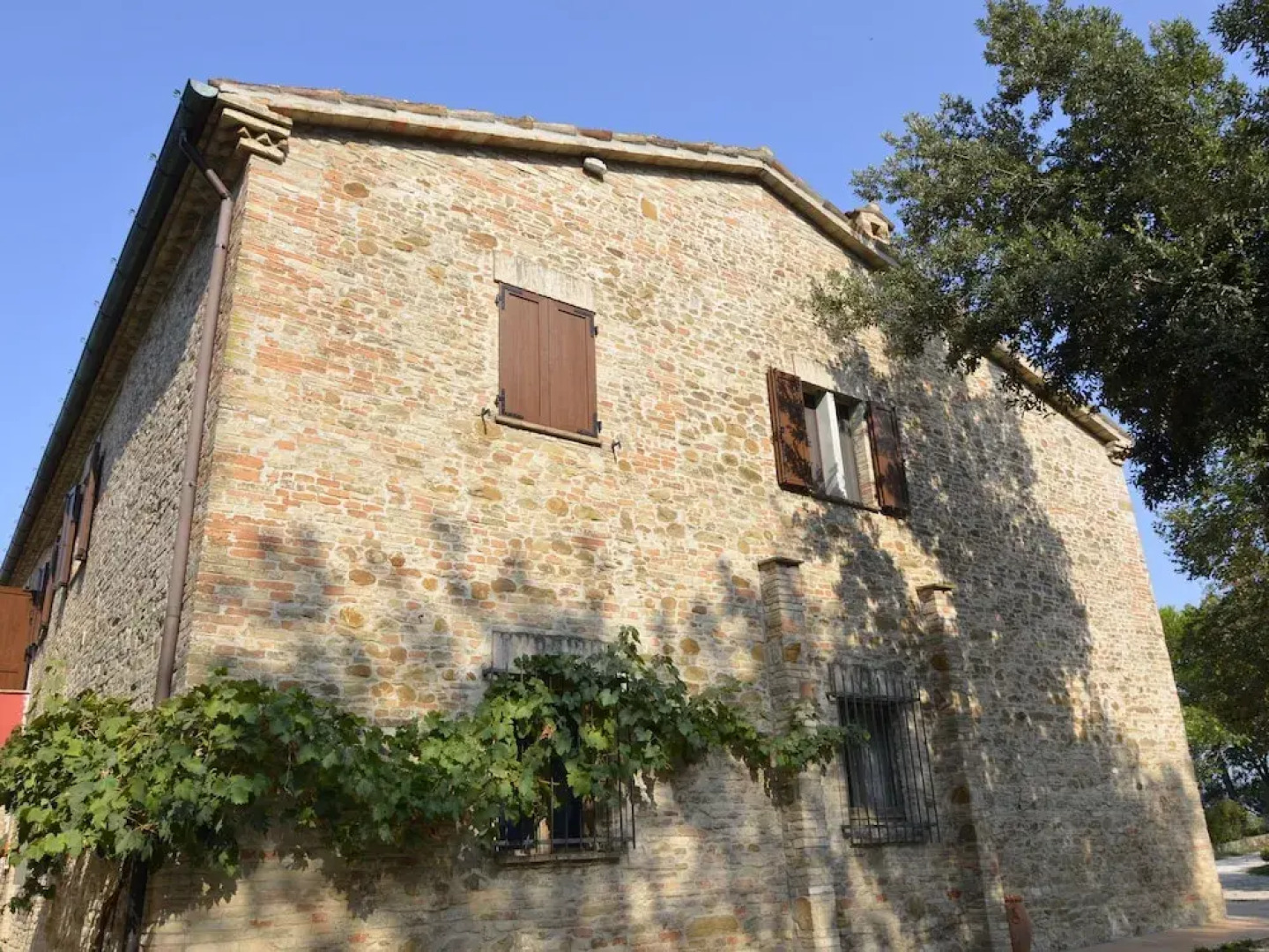 Cushy Apartment With Swimming Pool, Garden,fireplace,parking