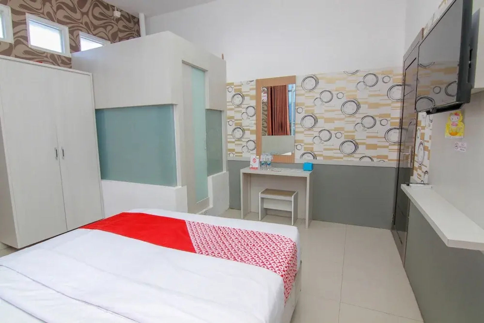 R Four Hotel by OYO Rooms