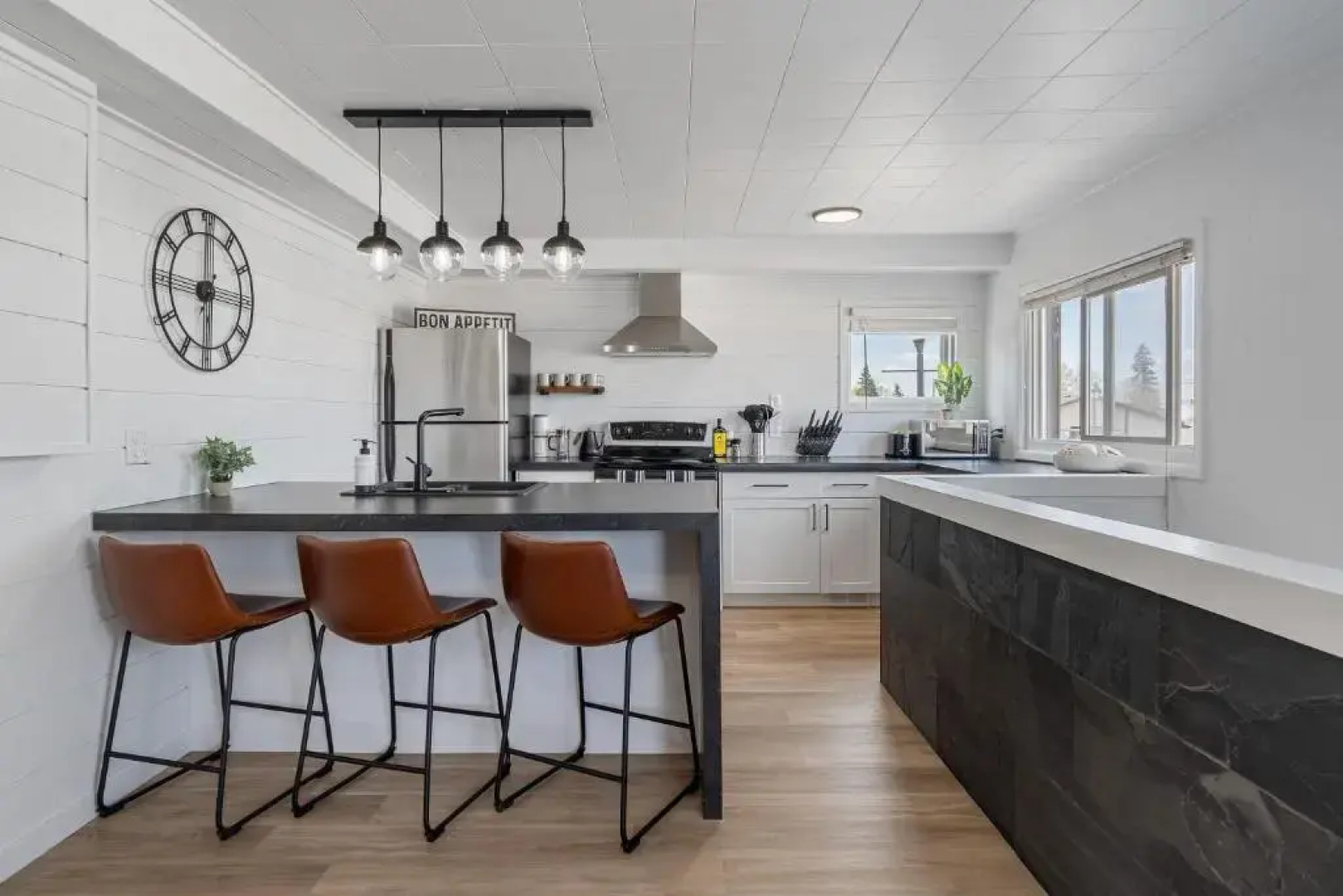 The Hidden Loft I 5-min Walk 2 Beach I DT I 55 TV