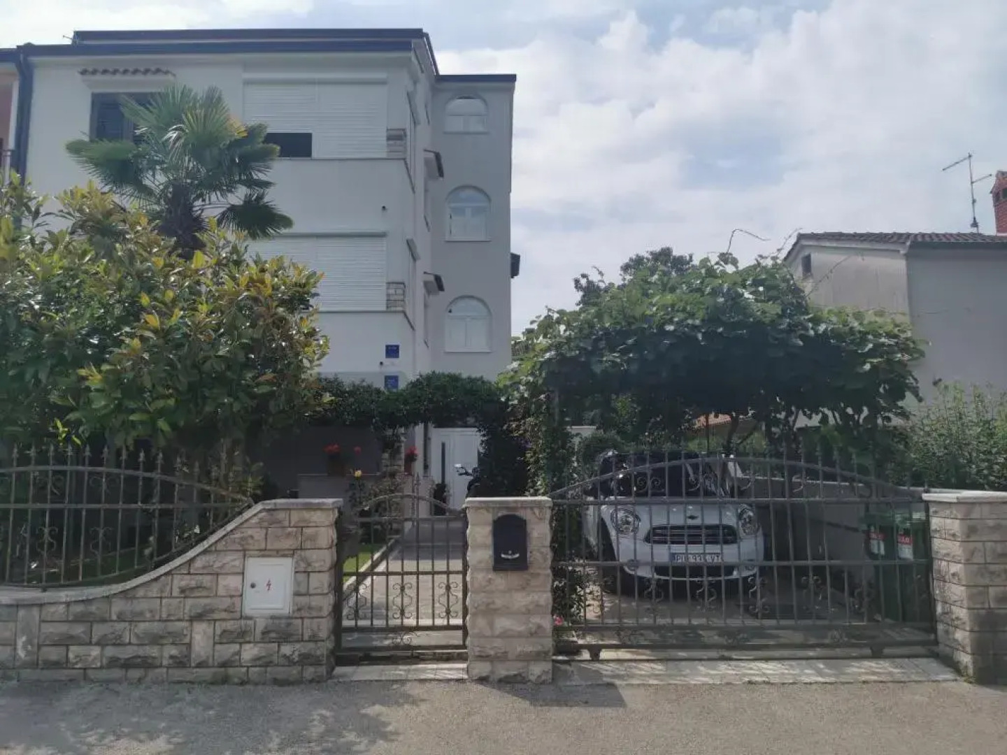 Apartment Slisko with Terrace and Garden