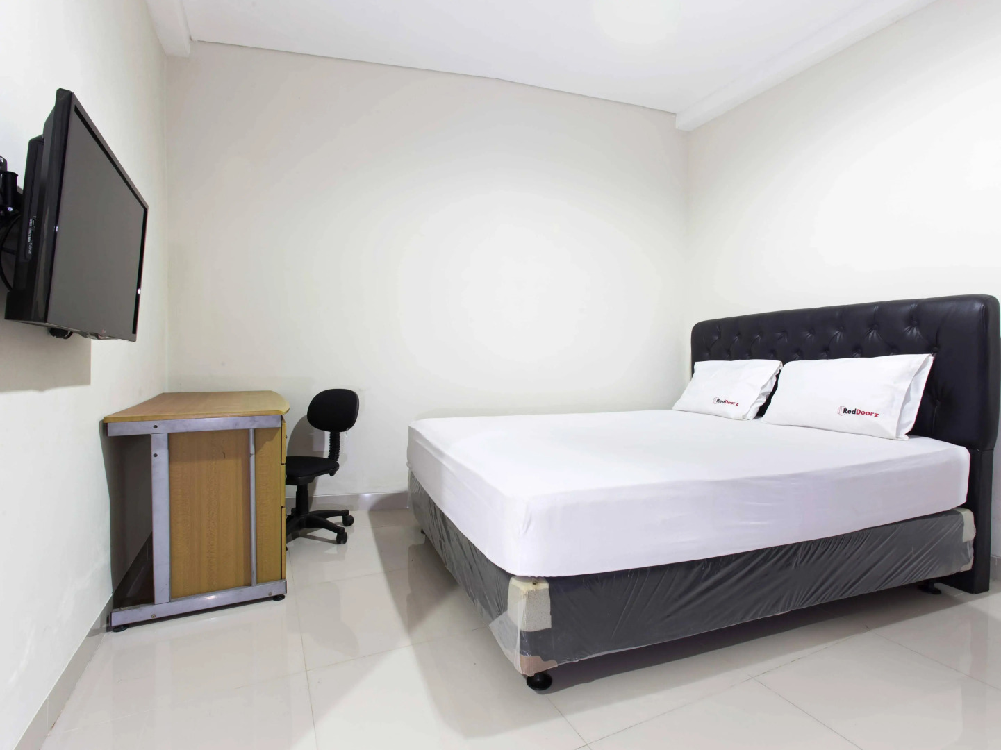 RedDoorz Plus near Lippo Cikarang Mall