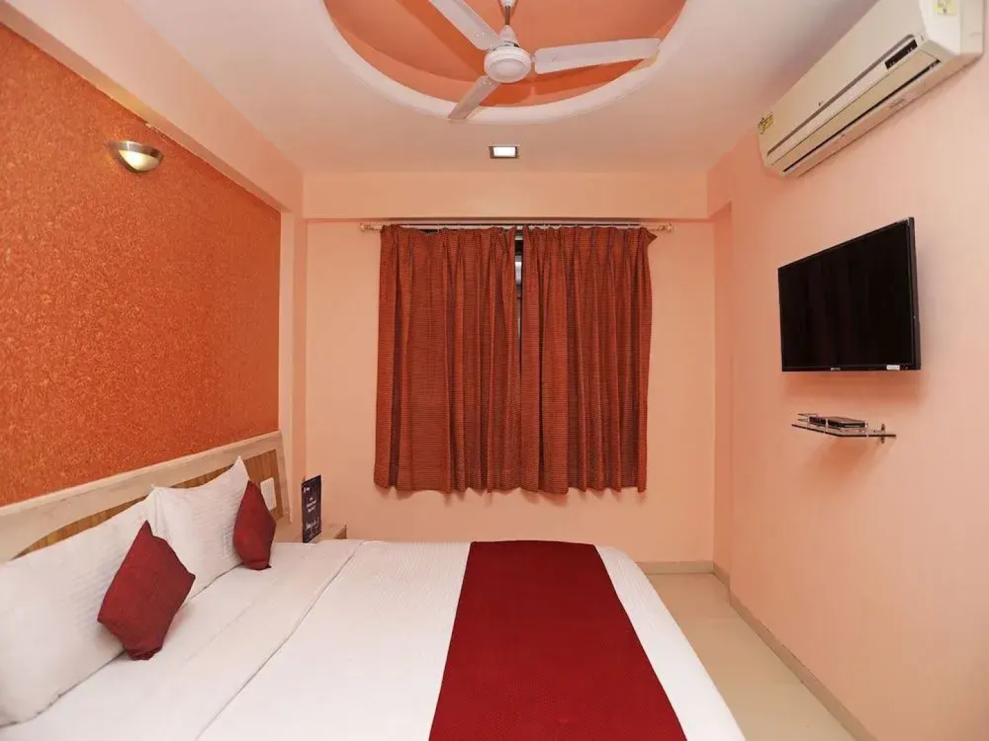 OYO 6401 The Neelam Executive