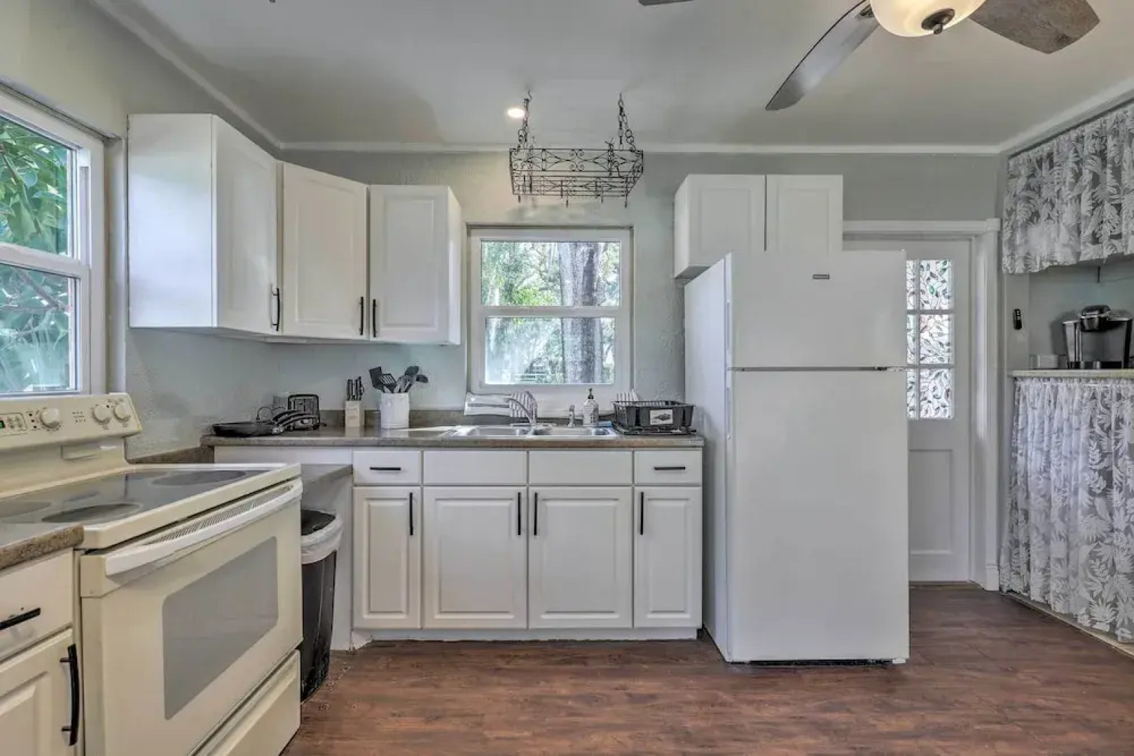 Cozy Crystal Beach Cottage: Walk to Shoreline