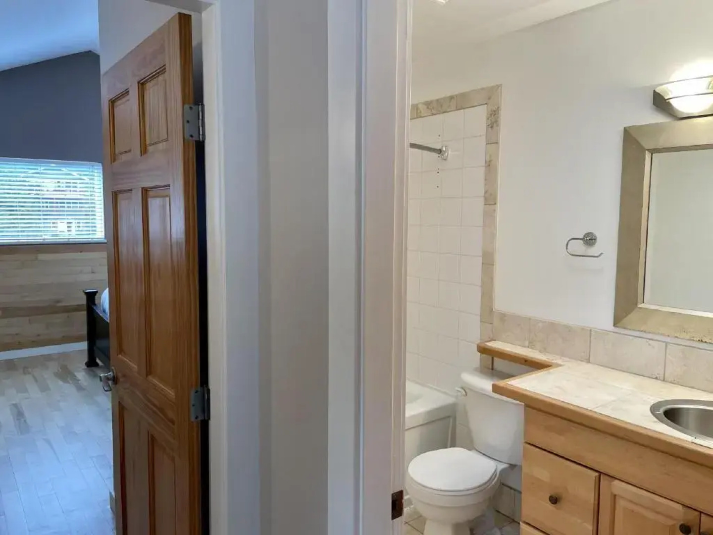 Waterfront 2 bedroom Cottage with Hot Tub!