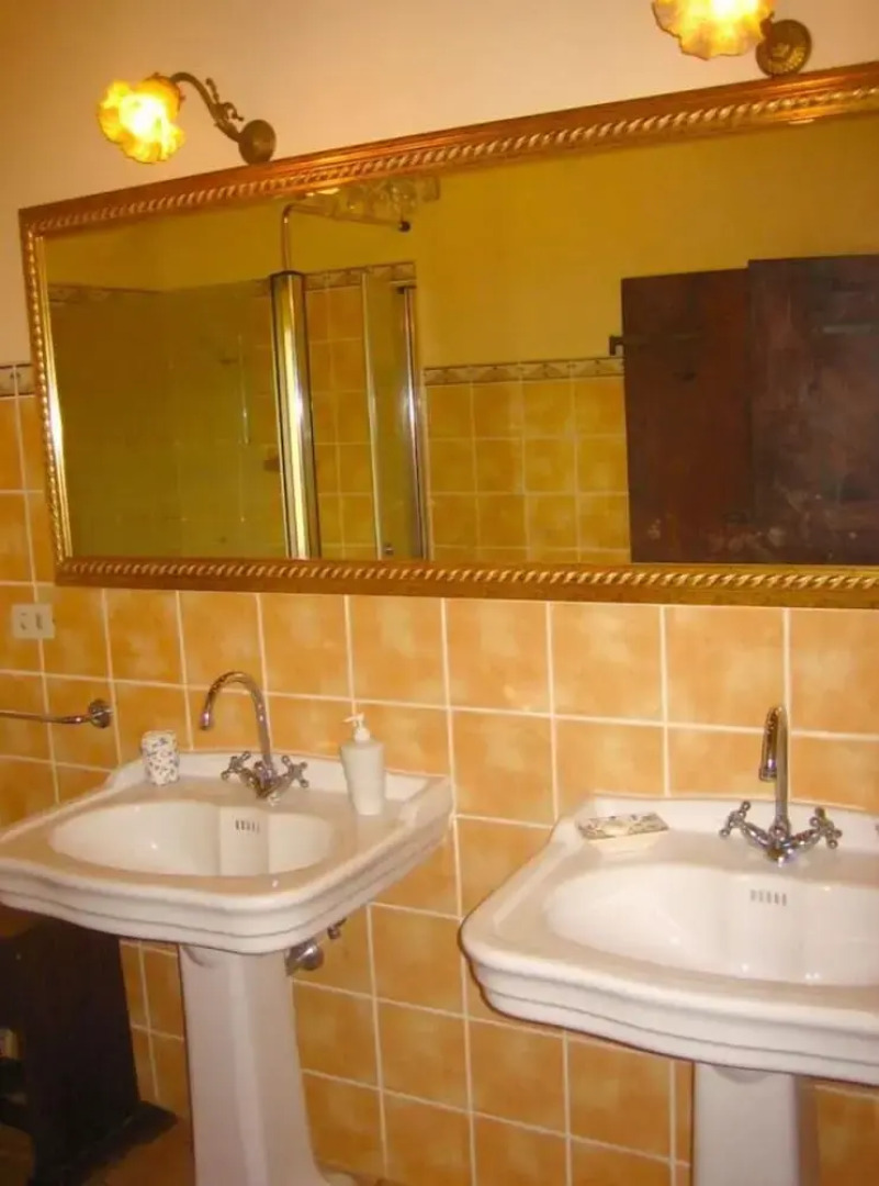 Stunning private villa for 6 guests with private pool, TV, pets allowed and parking