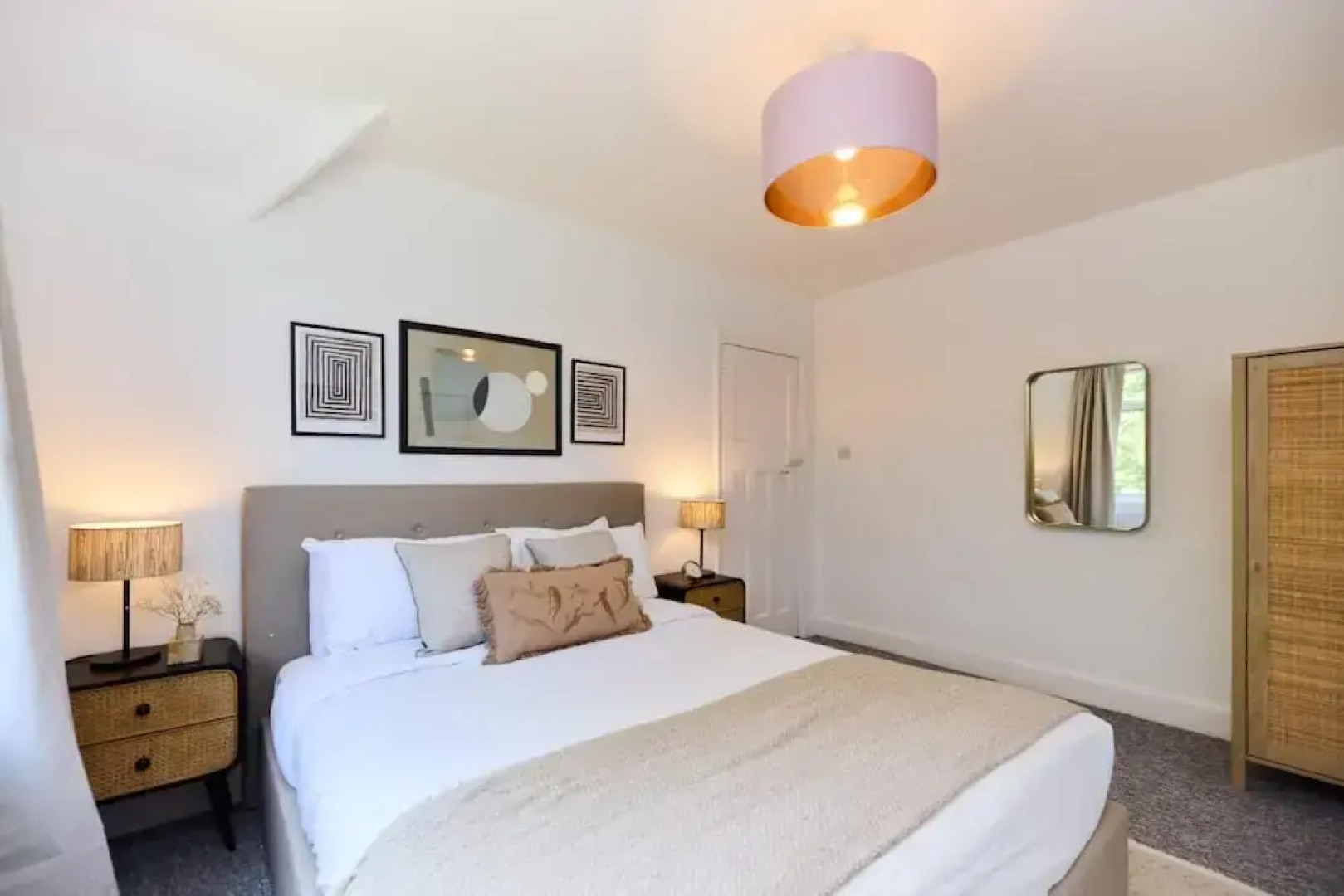The West Byfleet Place - Modern 3bdr Flat With Garden