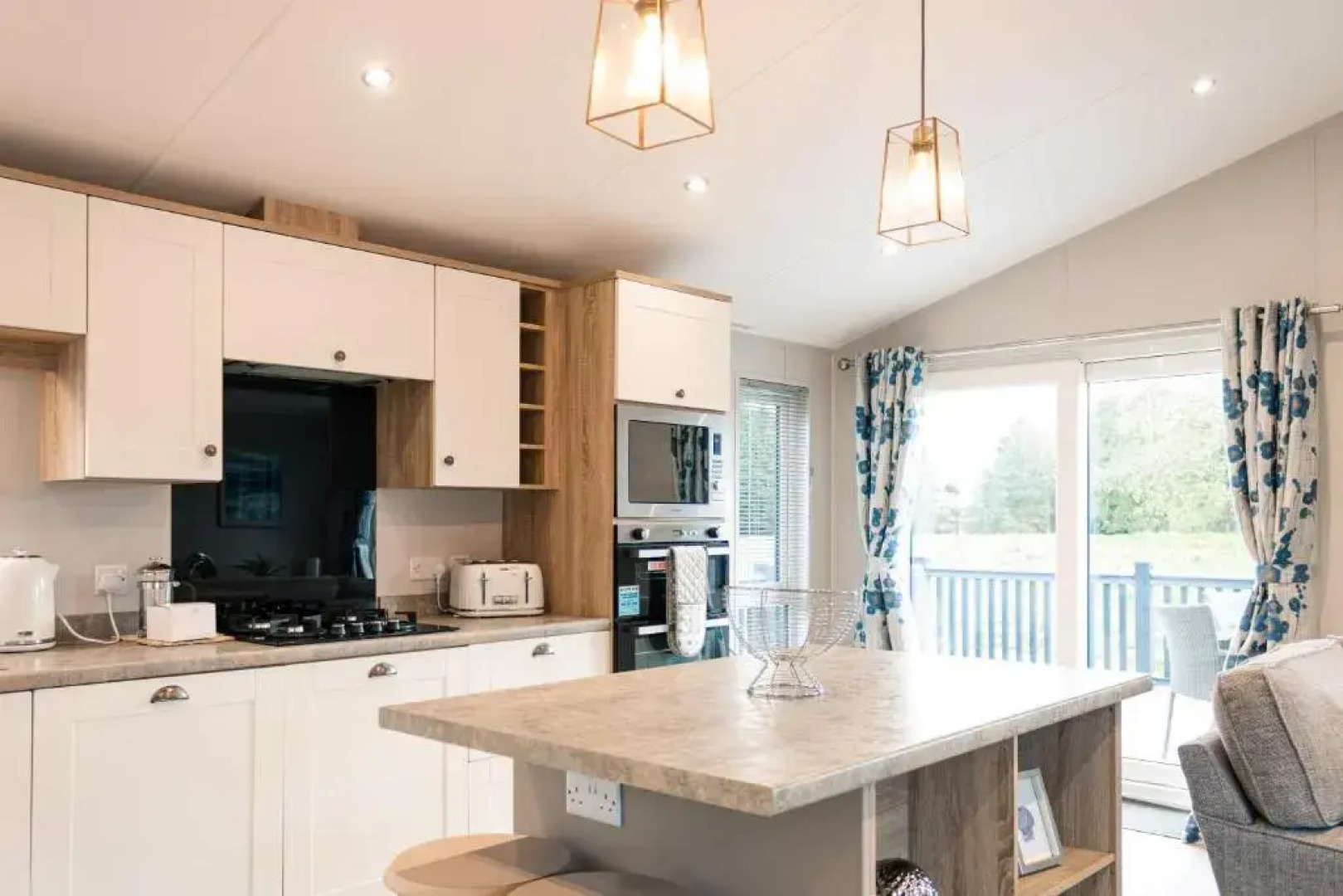 Lilac Lodge with Hot Tub