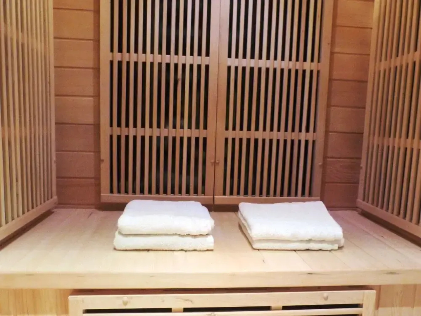 Detached villa with enclosed wooded garden with lawn, jacuzzi and infrared sauna