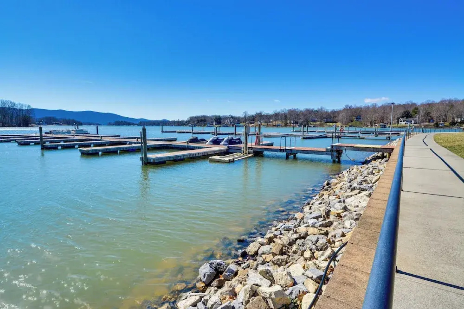 Pool & Lake Access: Mariners Landing Resort Studio