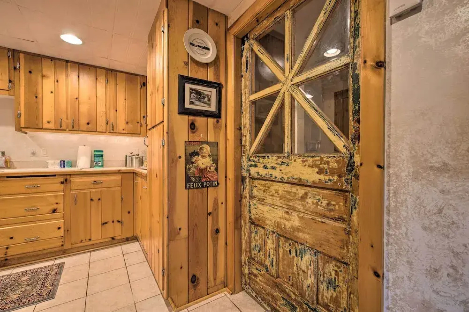 Lakefront Poconos Retreat w/ Hot Tub, Near Hiking!