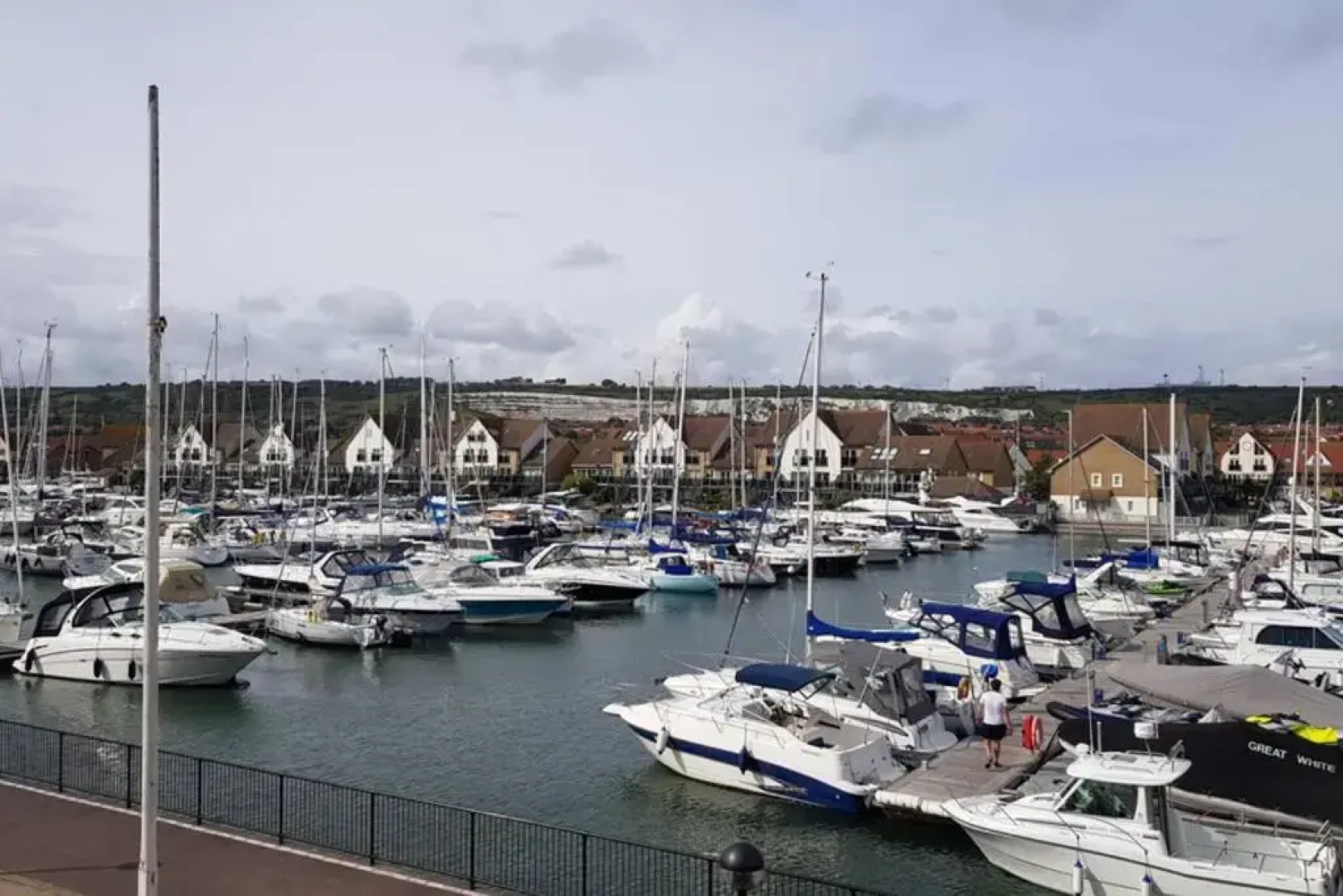 Bright, character 3 bed Apartment: 7 mins walk to sea