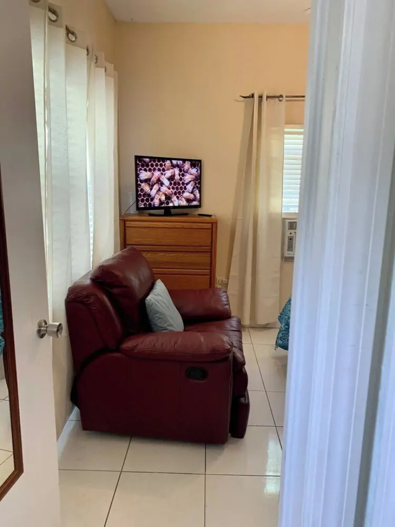 Suite 1 Beach Shuttle Concierge Garden Cats