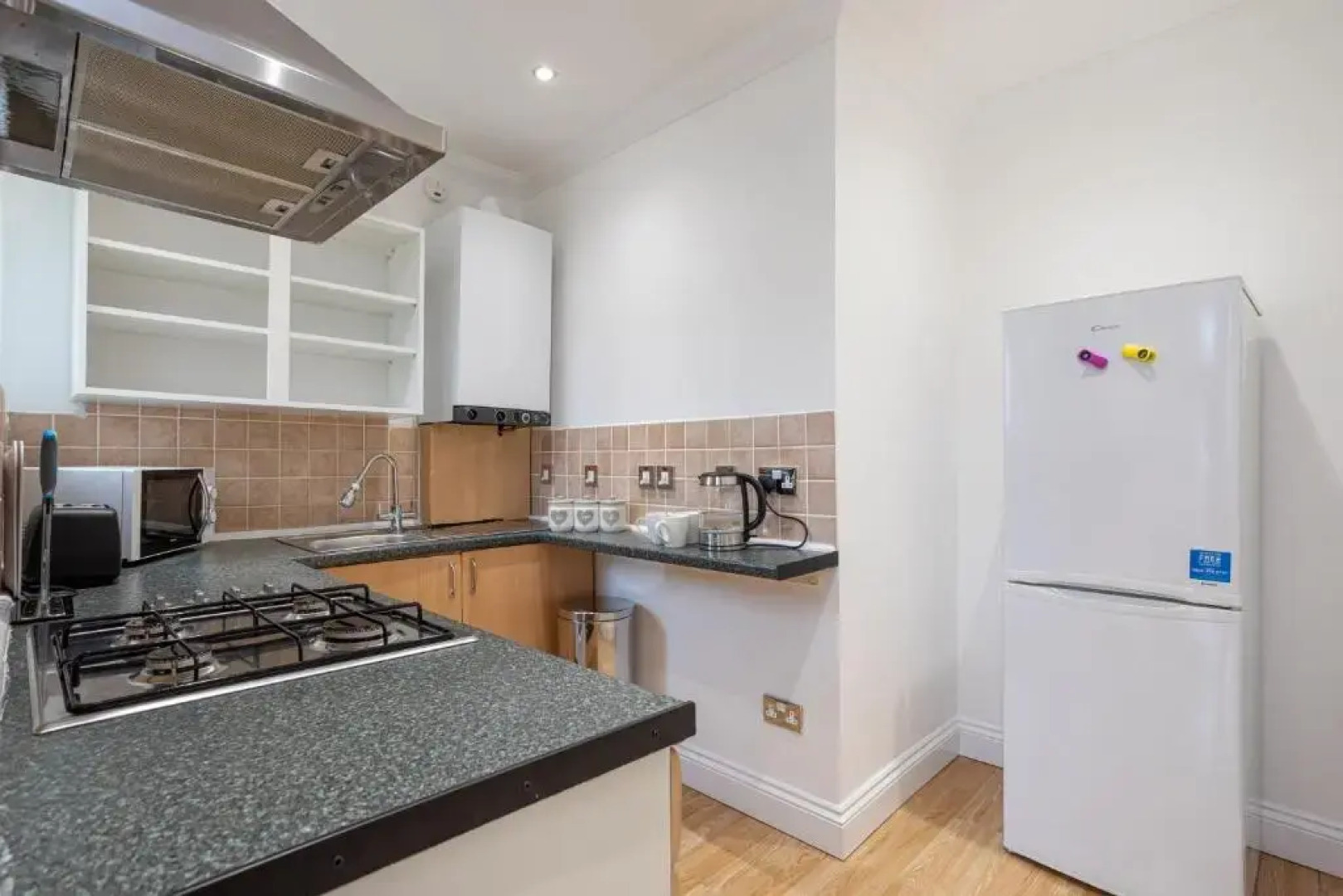 Luxury Granada Apartments - 1 & 2 bed FLATS Perfect for Contractors, Family, Students near Seafront