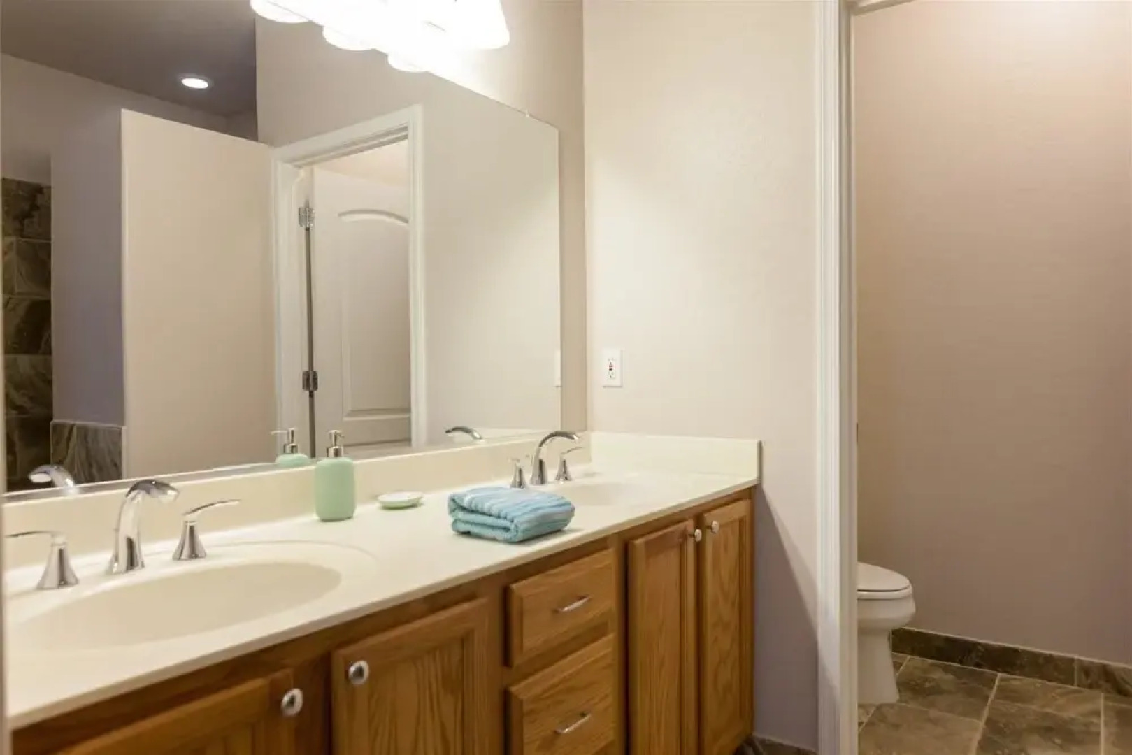 2BR Plus Ocotillo Townhome, Heated Pool, Spa, Gym