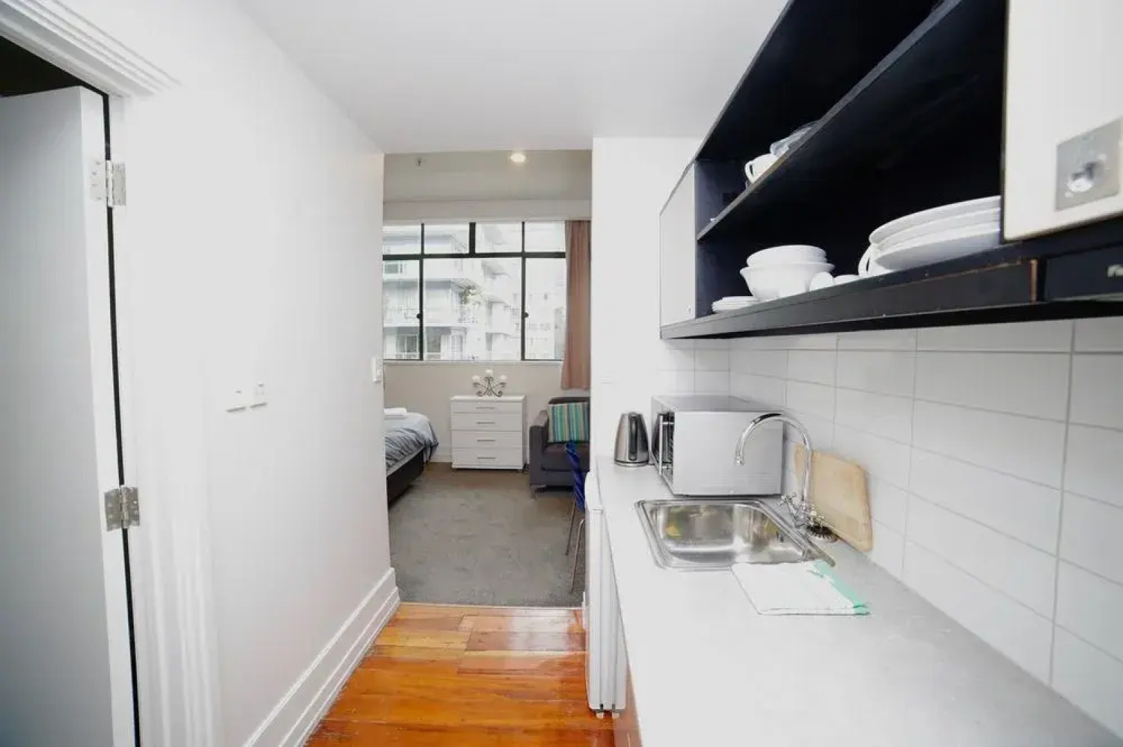 Cosy City Apartment with Pool