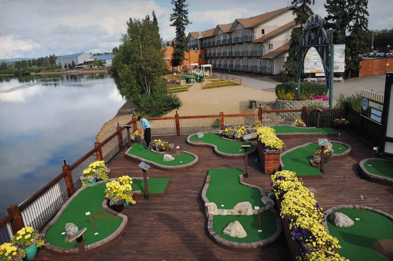 Pike's Waterfront Lodge