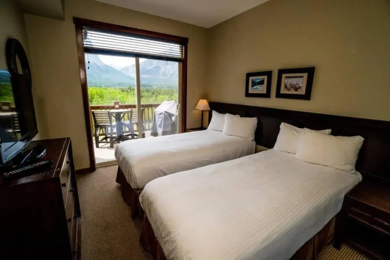 Spacious 3BR 2BA Penthouse with Mountain Views