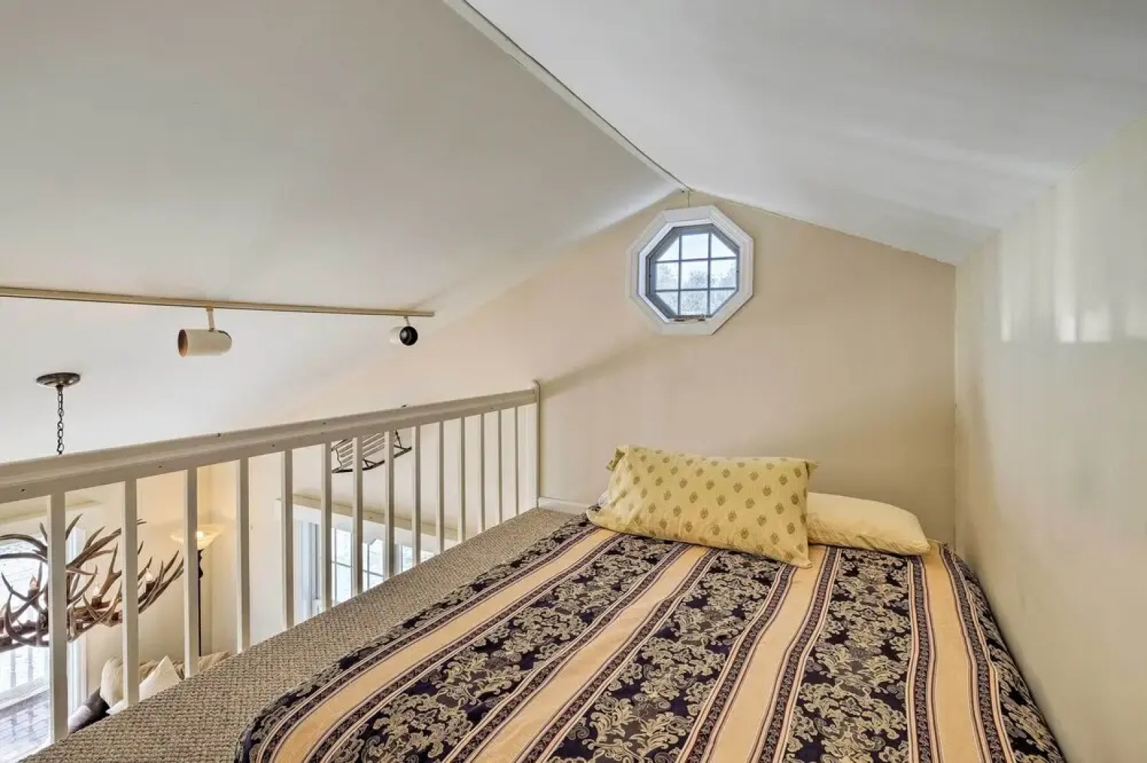 Condo w/ Loft: 2 Mi to Windham Mountain Ski!