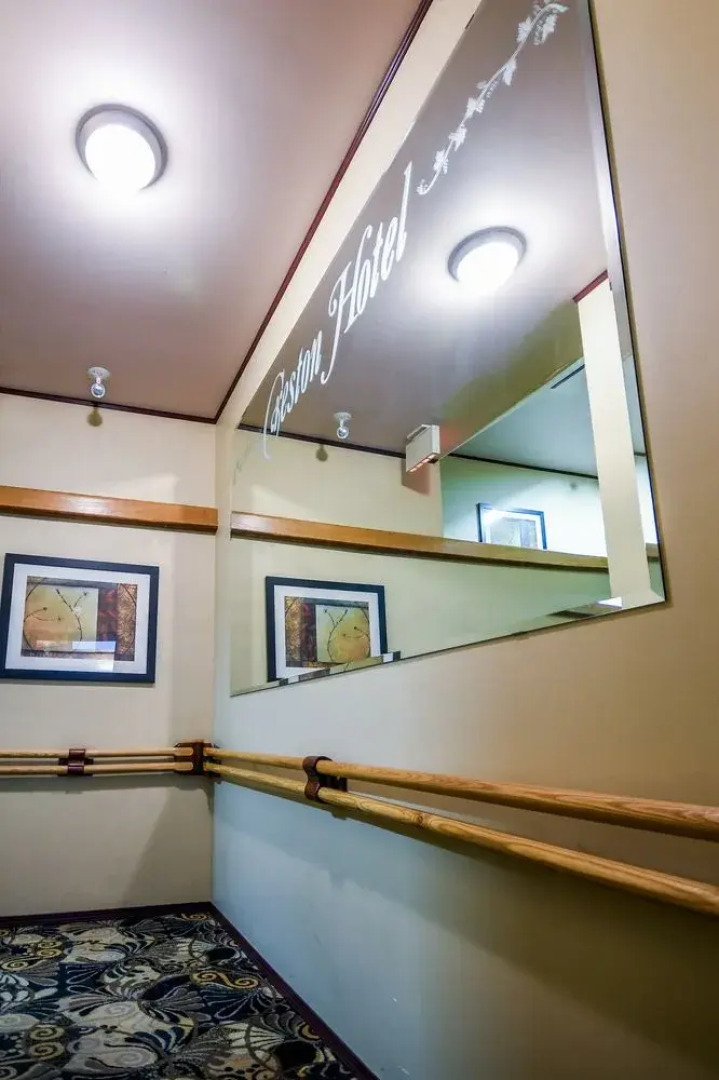 Creston Hotel & Suites